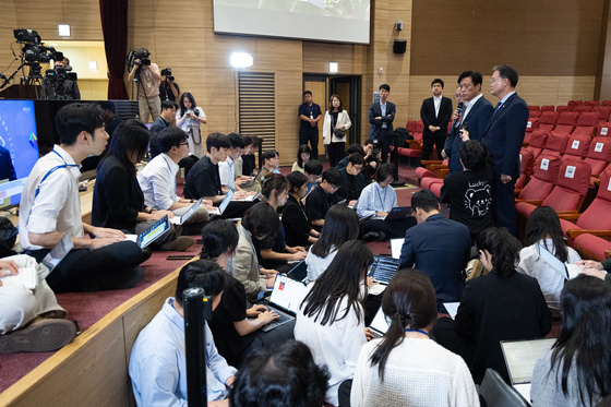 개표 상황 관련 민주당 입장에 쏠린 관심