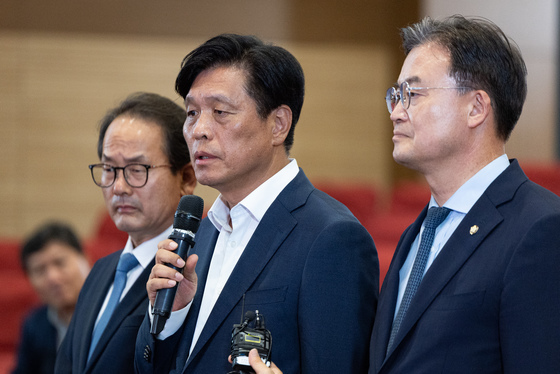 與, 국힘 '개표중단·재투표' 일축…"선관위 책임은 반드시 물을 것"(종합)