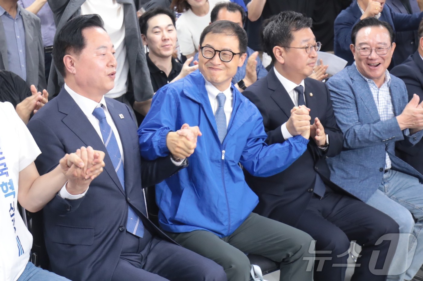 (울산=뉴스1) 김세은 기자 = 김상욱 더불어민주당 울산시장 후보가 3일 울산 남구 선거사무소에서 지지자들과 출구조사 결과를 보며 기뻐하고 있다.  2026.6.3/뉴스1
