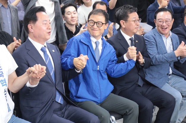 출구조사에 밝은 미소 짓는 김상욱 울산시장 후보