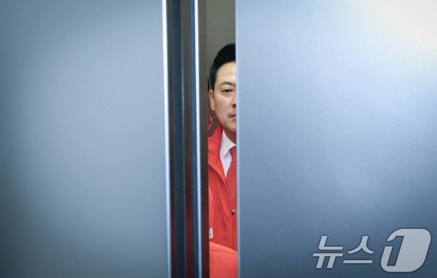 (서울=뉴스1) 황기선 기자 = 장동혁 국민의힘 대표가 3일 오후 서울 여의도 중앙당사에서 '투표용지 부족' 관련 브리핑을 마치고 이동하고 있다. 2026.6.3/뉴스1