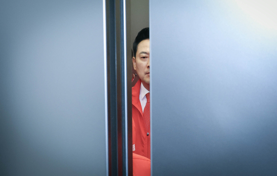 브리핑 마치고 이동하는 장동혁 대표