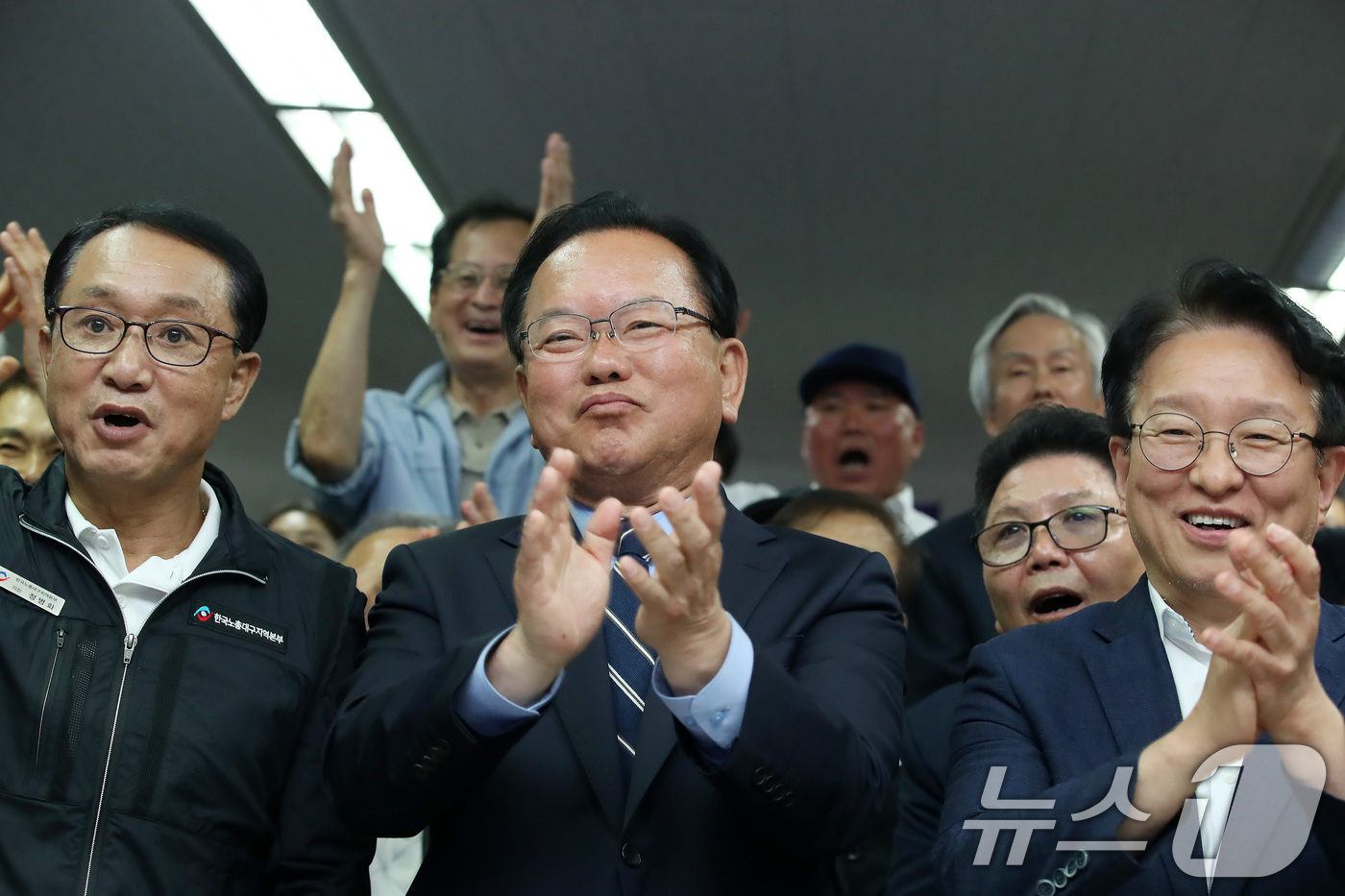 (대구=뉴스1) 공정식 기자 = 김부겸 더불어민주당 대구시장 후보가 3일 오후 대구 달서구 선거캠프에서 지지자들과 6·3 지방선거 출구조사 결과를 지켜보며 손뼉을 치고 있다. 20 …