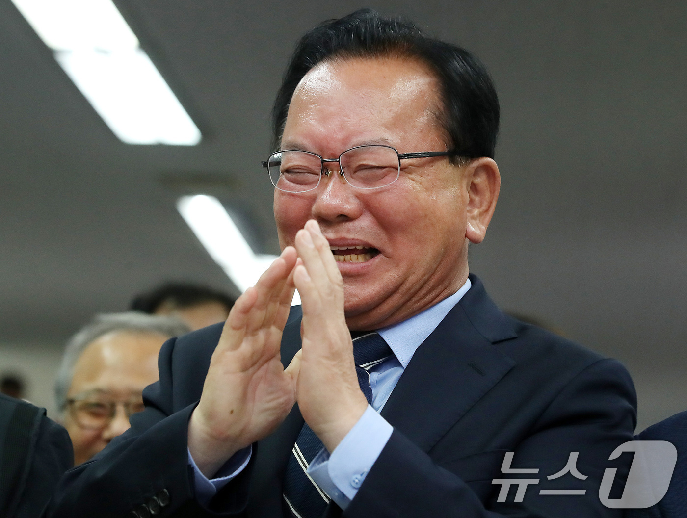 (대구=뉴스1) 공정식 기자 = 김부겸 더불어민주당 대구시장 후보가 3일 오후 대구 달서구 선거캠프에서 지지자들과 6·3 지방선거 출구조사 결과를 지켜보며 손을 모으고 있다. 20 …