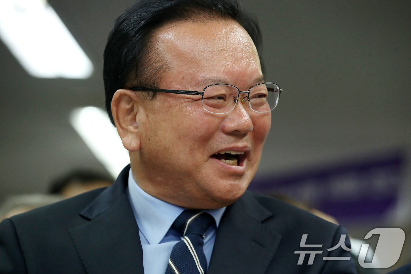 (대구=뉴스1) 공정식 기자 = 김부겸 더불어민주당 대구시장 후보가 3일 오후 대구 달서구 선거캠프에서 지지자들과 6·3 지방선거 출구조사 결과를 지켜보며 환하게 웃고 있다. 20 …