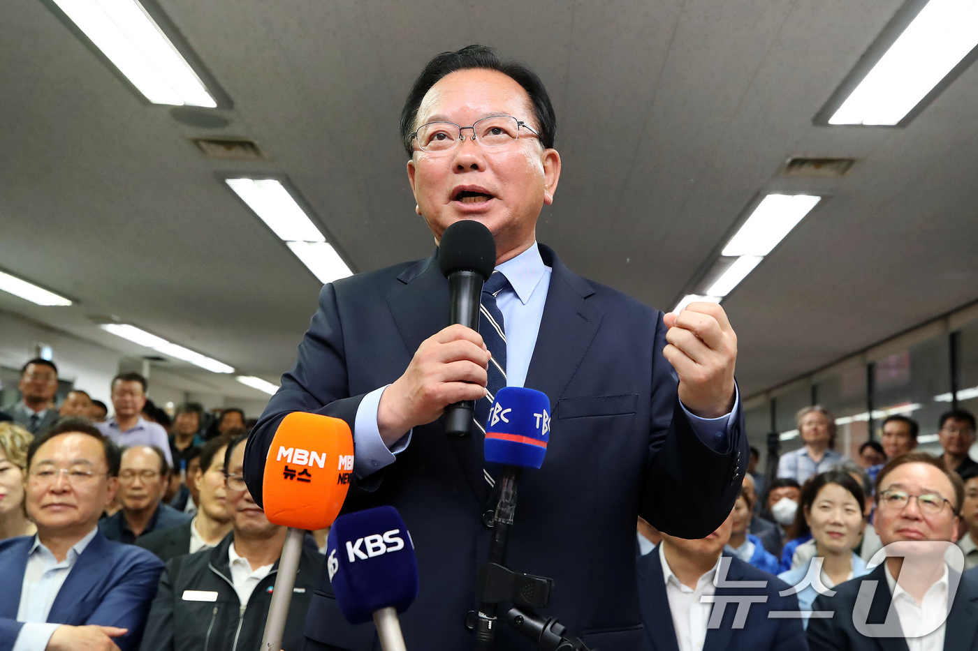(대구=뉴스1) 공정식 기자 = 김부겸 더불어민주당 대구시장 후보가 3일 오후 대구 달서구 선거캠프에서 지지자들과 6·3 지방선거 출구조사 결과를 지켜본 뒤 지방선거에 대한 소감을 …