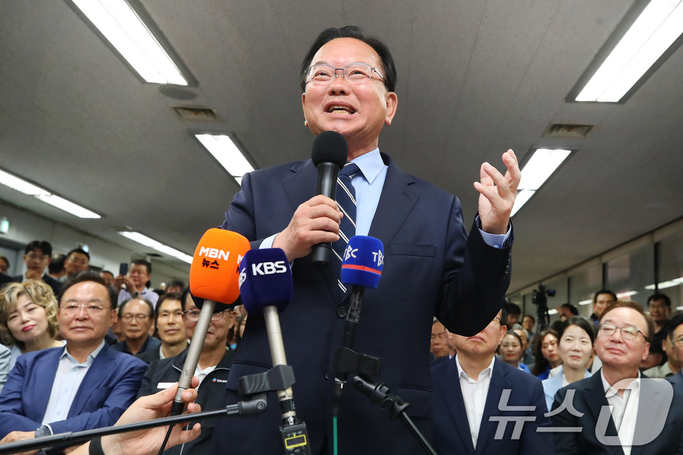 (대구=뉴스1) 공정식 기자 = 김부겸 더불어민주당 대구시장 후보가 3일 오후 대구 달서구 선거캠프에서 지지자들과 6·3 지방선거 출구조사 결과를 지켜본 뒤 지방선거에 대한 소감을 …