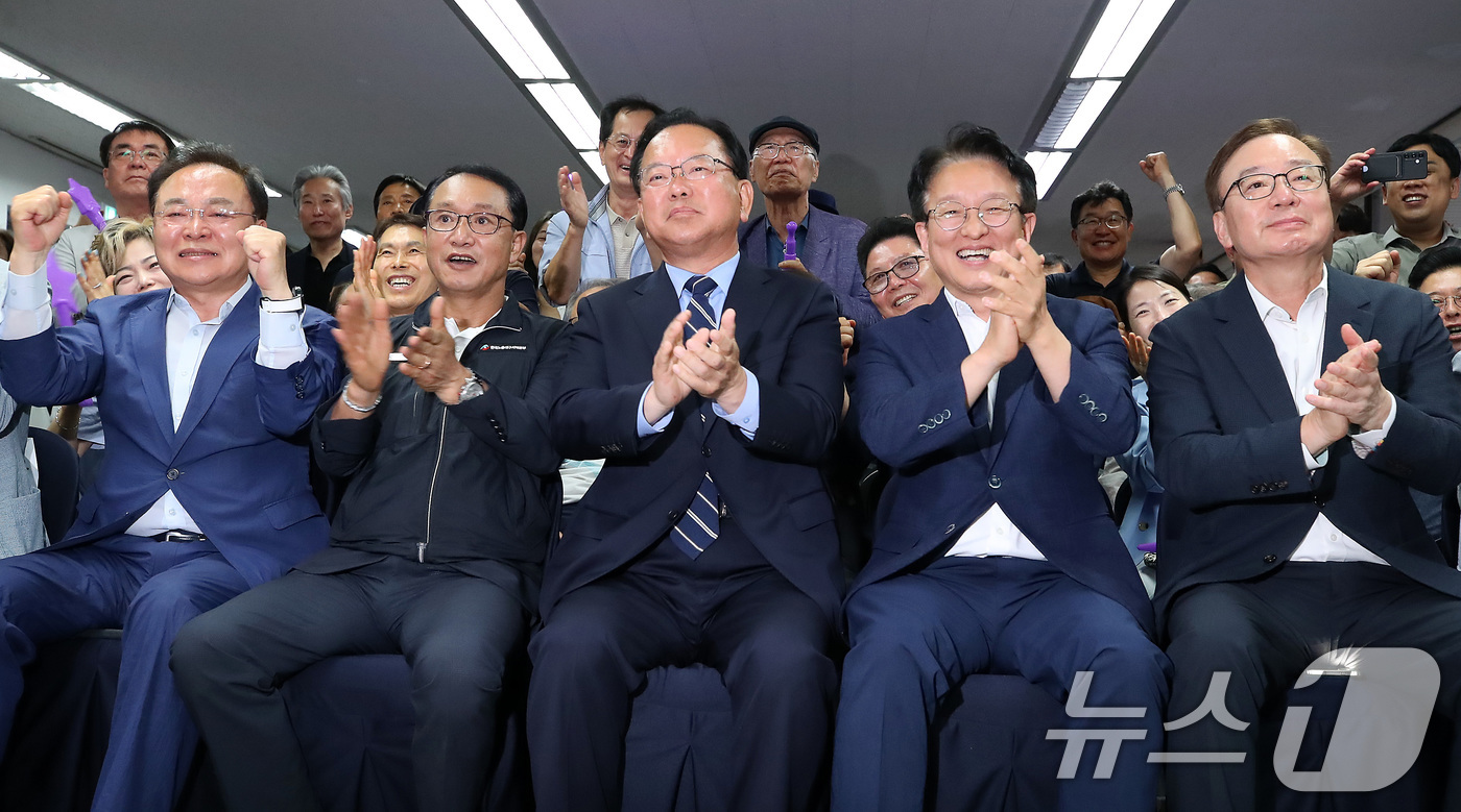 (대구=뉴스1) 공정식 기자 = 김부겸 더불어민주당 대구시장 후보가 3일 오후 대구 달서구 선거캠프에서 지지자들과 6·3 지방선거 출구조사 결과를 지켜보며 손뼉을 치고 있다. 20 …