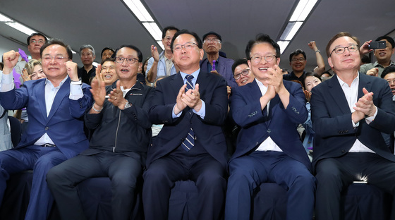 출구조사 지켜보는 김부겸 후보