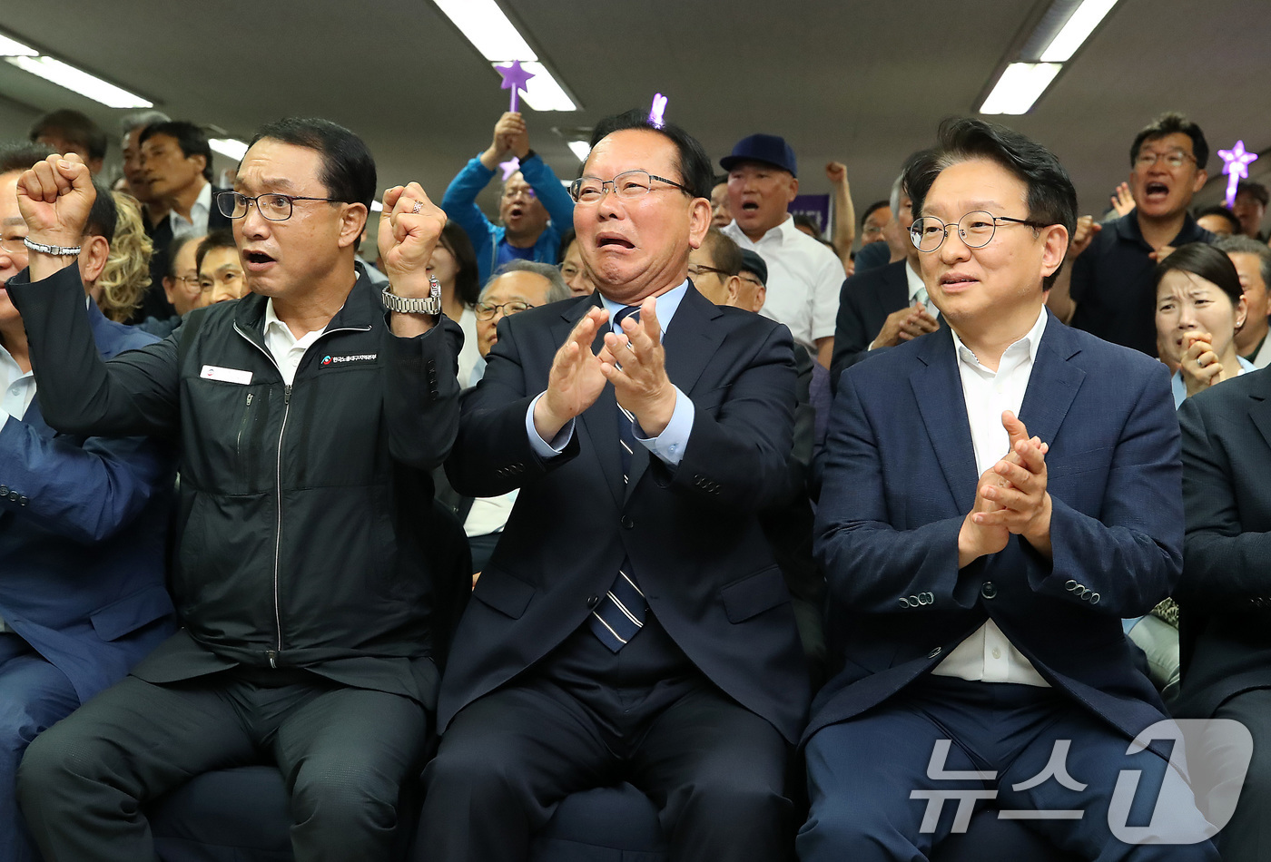 (대구=뉴스1) 공정식 기자 = 김부겸 더불어민주당 대구시장 후보가 3일 오후 대구 달서구 선거캠프에서 지지자들과 6·3 지방선거 출구조사 결과를 지켜보며 손뼉을 치고 있다. 20 …