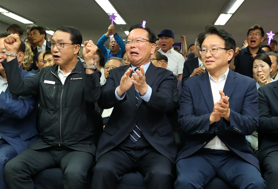 출구조사 지켜보는 김부겸 후보