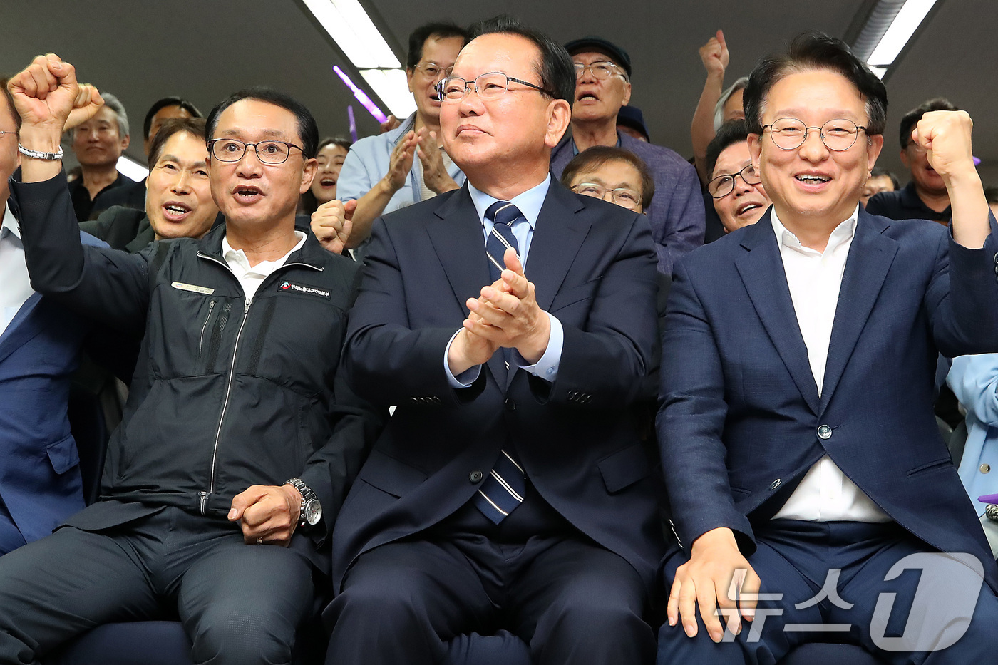 (대구=뉴스1) 공정식 기자 = 김부겸 더불어민주당 대구시장 후보가 3일 오후 대구 달서구 선거캠프에서 지지자들과 6·3 지방선거 출구조사 결과를 지켜보며 손뼉을 치고 있다. 20 …