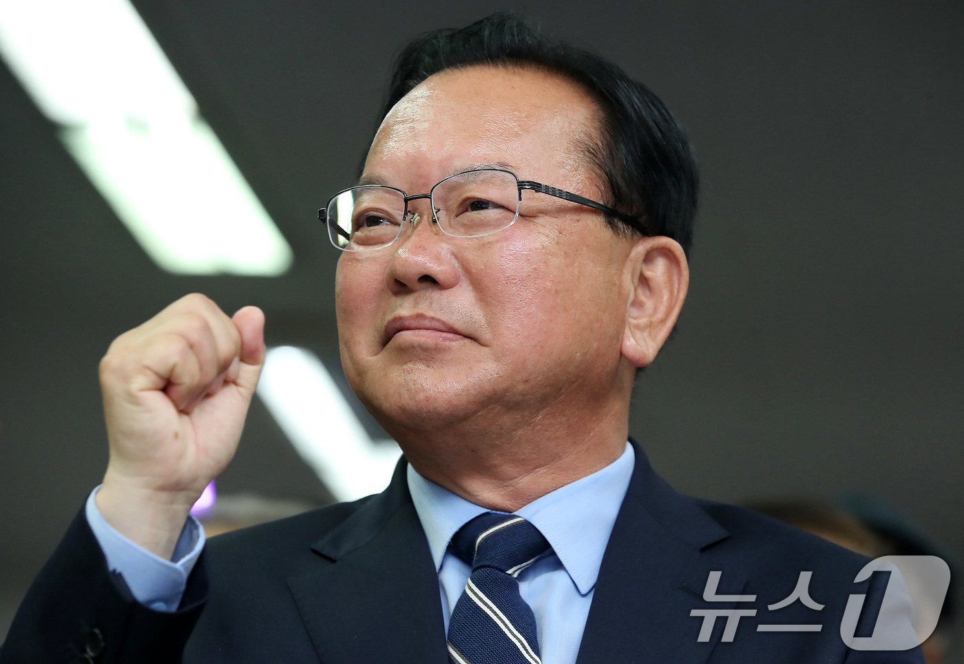 (대구=뉴스1) 공정식 기자 = 김부겸 더불어민주당 대구시장 후보가 3일 오후 대구 달서구 선거캠프에서 지지자들과 6·3 지방선거 출구조사 결과를 지켜보며 주먹을 쥐고 있다. 20 …