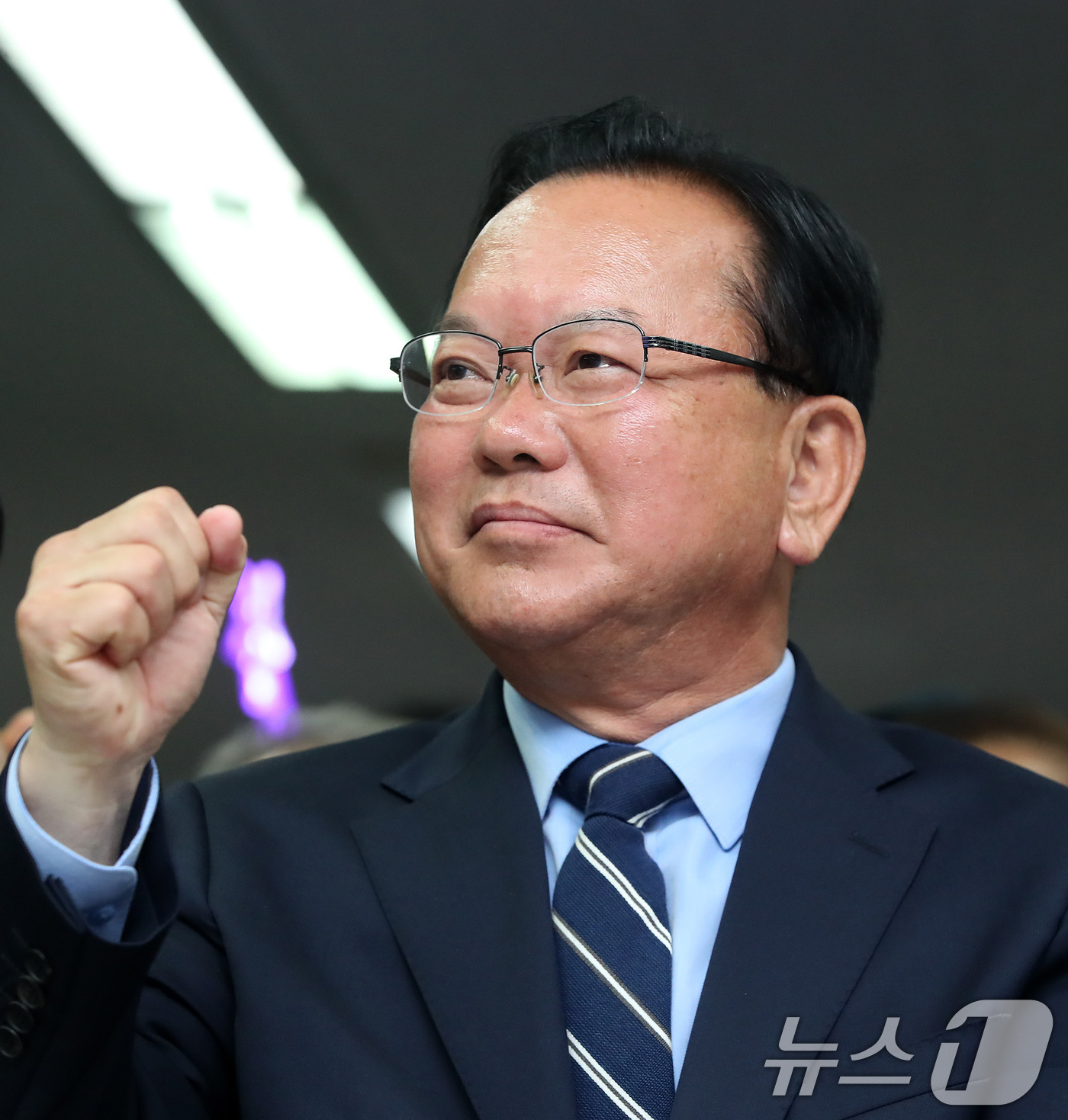 (대구=뉴스1) 공정식 기자 = 김부겸 더불어민주당 대구시장 후보가 3일 오후 대구 달서구 선거캠프에서 지지자들과 6·3 지방선거 출구조사 결과를 지켜보며 주먹을 쥐고 있다. 20 …