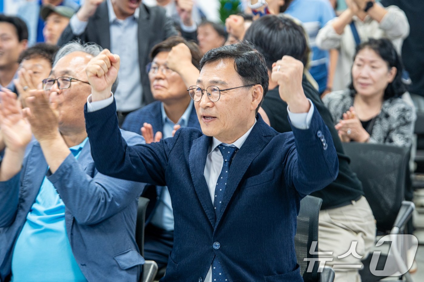 (서울=뉴스1) = 제9회 동시지방선거일인 3일 정근식 서울시교육감 후보가 서울 종로구 선거사무실에서 출구조사를 확인하며 환호하고 있다. (정근식캠프 제공, 재판매 및 DB금지)2 …