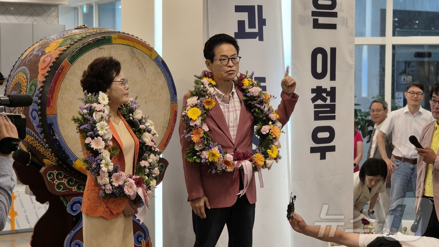 (안동=뉴스1) 김대벽기자 = 제9회 동시지방선거일인 3일 오후 이철우 국민의힘 경북지사 후보가 경북 안동시 선거사무실에서 당선이 유력한 것으로 나타나자 꽃다발을 받고 환호하고 있 …