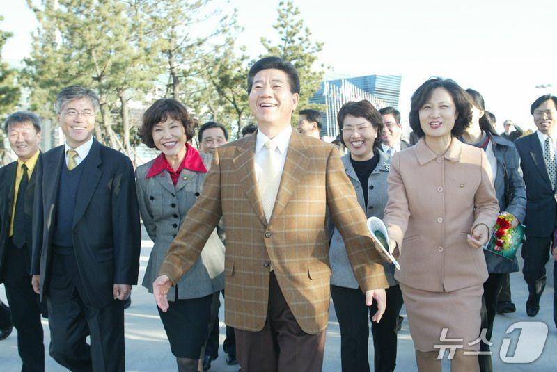본문 이미지 - 추미애 경기도지사 당선인이 과거 고 노무현 전 대통령과 함께하고 있다.(추 후보 캠프 제공. 재판매 및 DB금지)