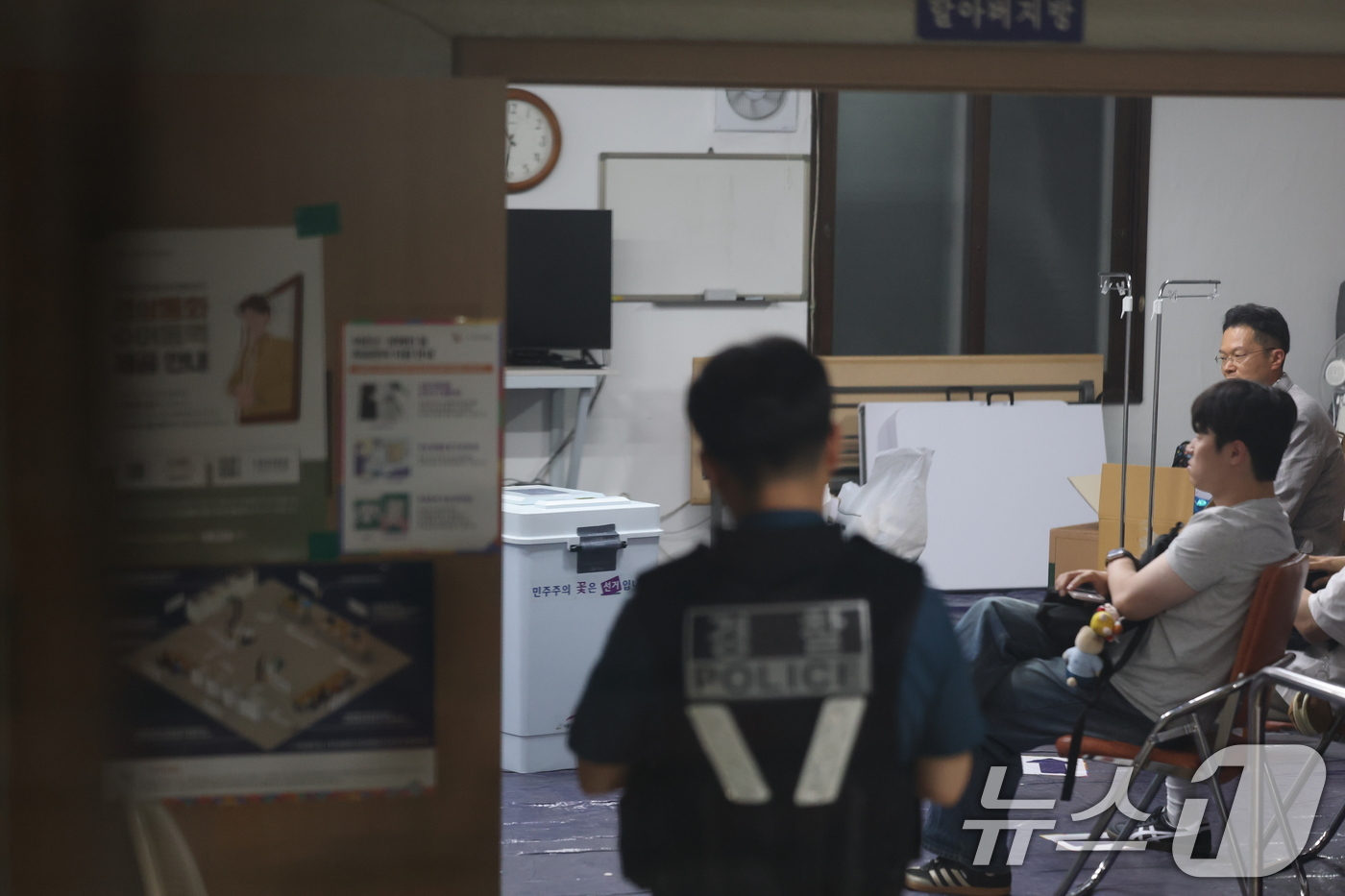 (서울=뉴스1) 박지혜 기자 = 제9회 전국동시지방선거일인 3일 오후 투표용지 부족 사태로 투표 시간이 오후 10시까지 연장된 서울 송파구 잠실7동 제2투표소에서 연장시간이 지난 …