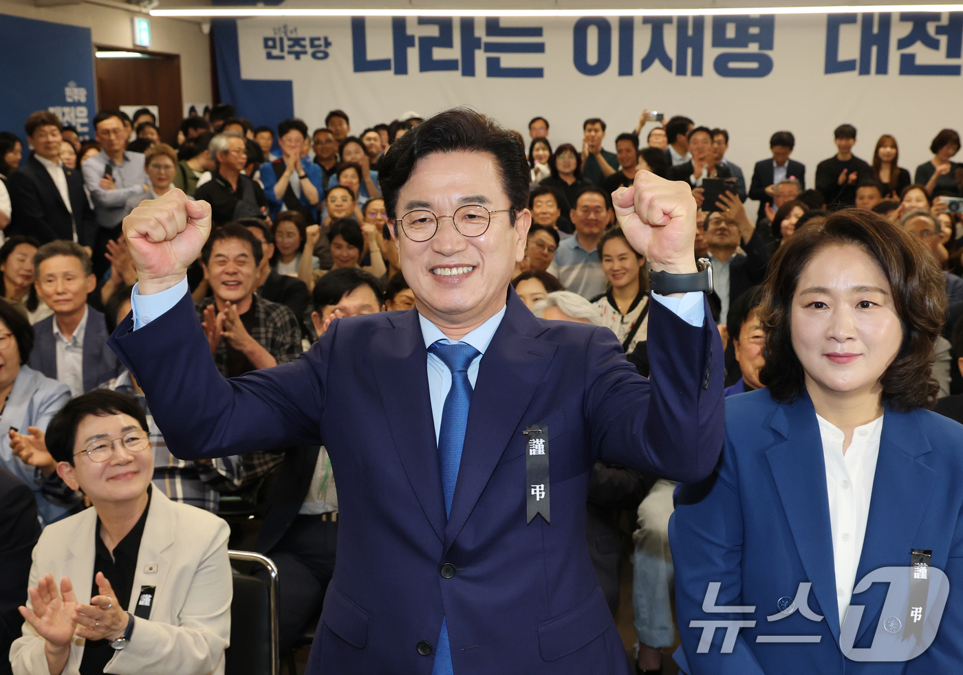 (대전=뉴스1) 김기태 기자 = 허태정 더불어민주당 대전시장 후보가 3일 대전 중구 선거사무실에서 당선이 유력해지자 환호하고 있다. 2026.6.3/뉴스1