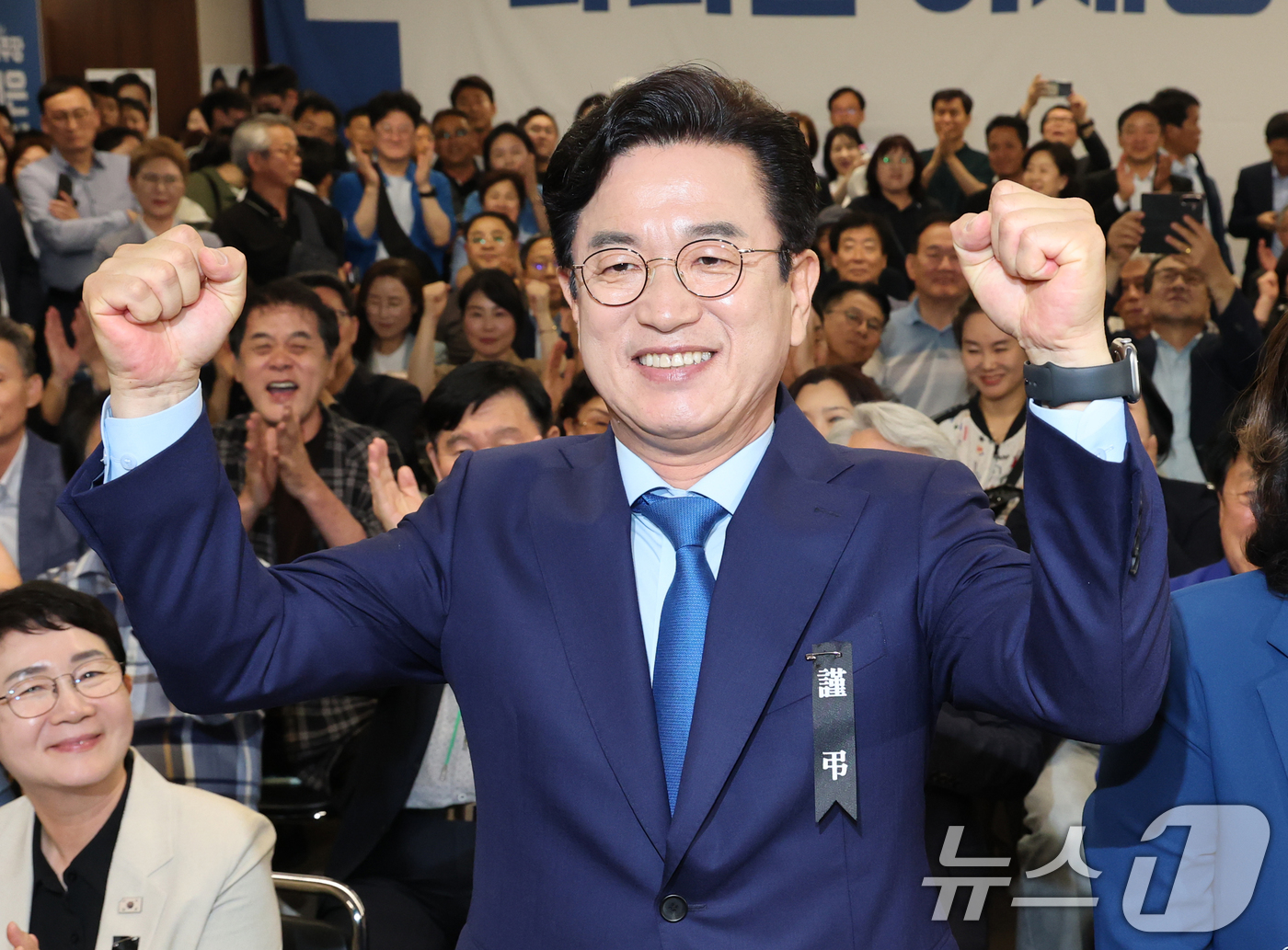 (대전=뉴스1) 김기태 기자 = 허태정 더불어민주당 대전시장 후보가 3일 대전 중구 선거사무실에서 당선이 유력해지자 환호하고 있다. 2026.6.3/뉴스1