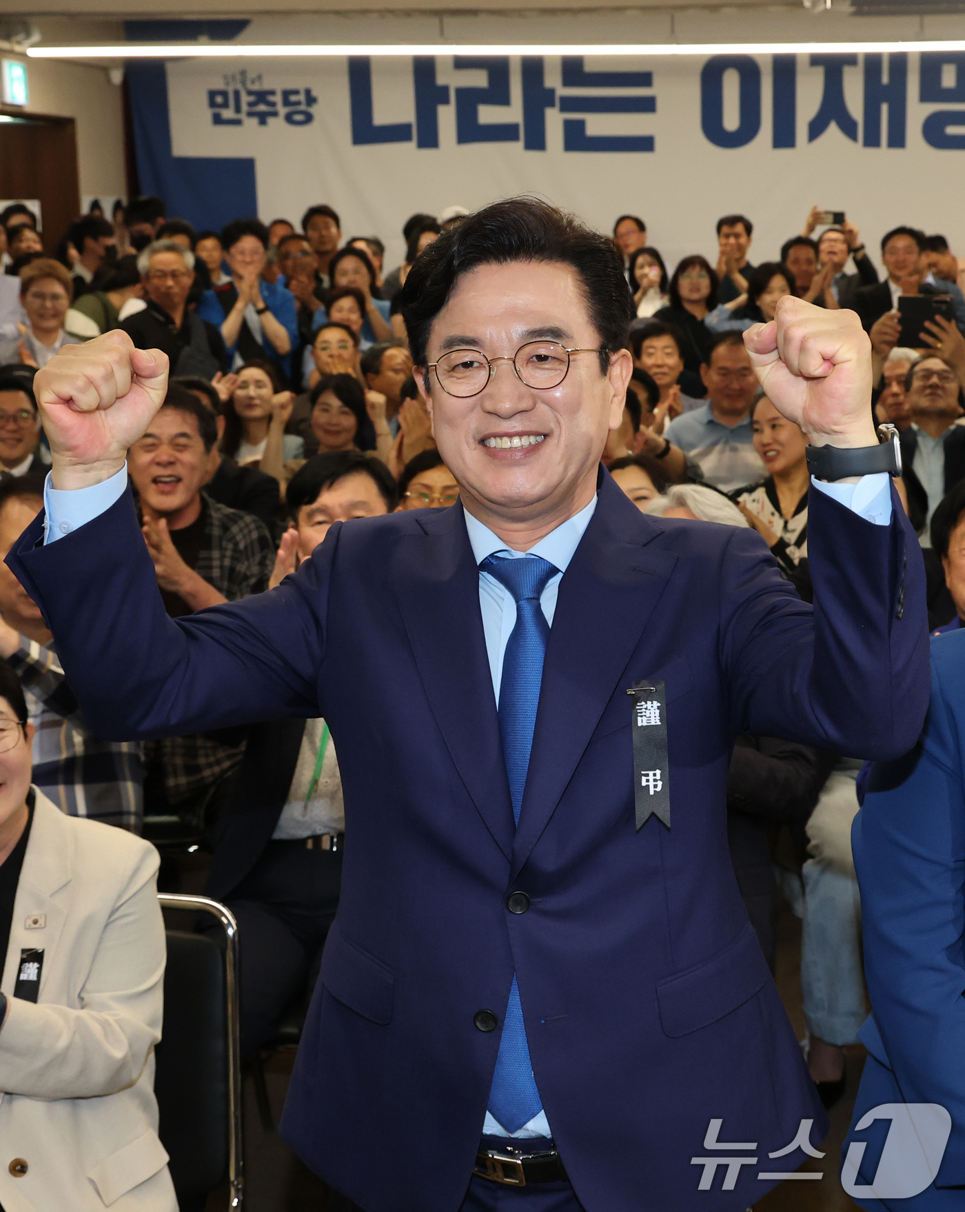 (대전=뉴스1) 김기태 기자 = 허태정 더불어민주당 대전시장 후보가 3일 대전 중구 선거사무실에서 당선이 유력해지자 환호하고 있다. 2026.6.3/뉴스1