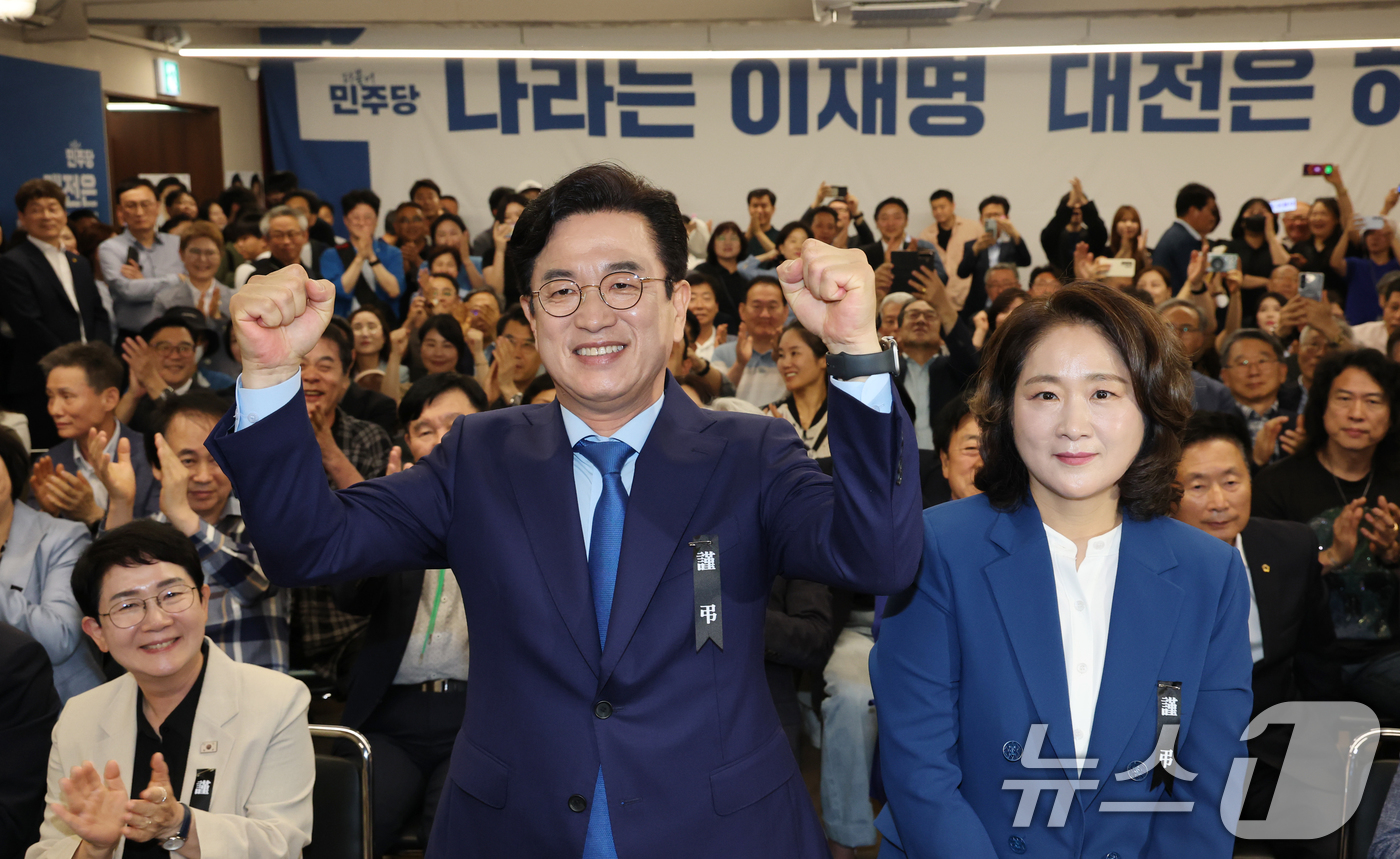 (대전=뉴스1) 김기태 기자 = 허태정 더불어민주당 대전시장 후보가 3일 대전 중구 선거사무실에서 당선이 유력해지자 환호하고 있다. 2026.6.3/뉴스1