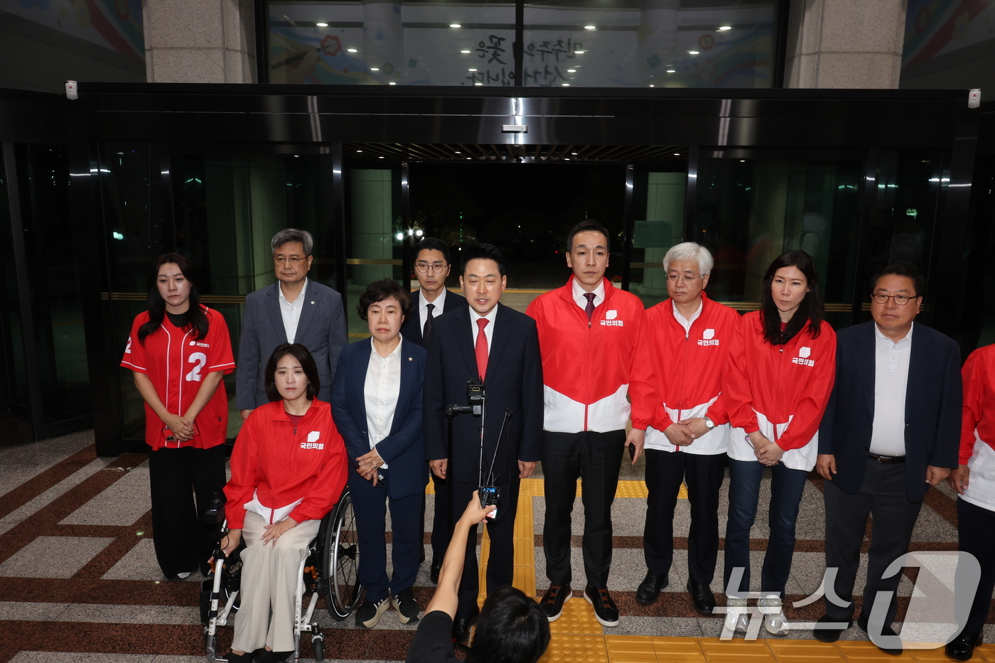 (서울=뉴스1) 김진환 기자 = 장동혁 국민의힘 대표가 6·3 지방선거 본투표가 실시된 3일 서울 송파구 등 일부 투표소에서 벌어진 투표용지 부족 사태와 관련해 경기 과천 중앙선거 …