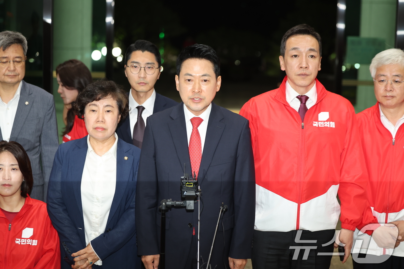 (서울=뉴스1) 김진환 기자 = 장동혁 국민의힘 대표가 6·3 지방선거 본투표가 실시된 3일 서울 송파구 등 일부 투표소에서 벌어진 투표용지 부족 사태와 관련해 경기 과천 중앙선거 …