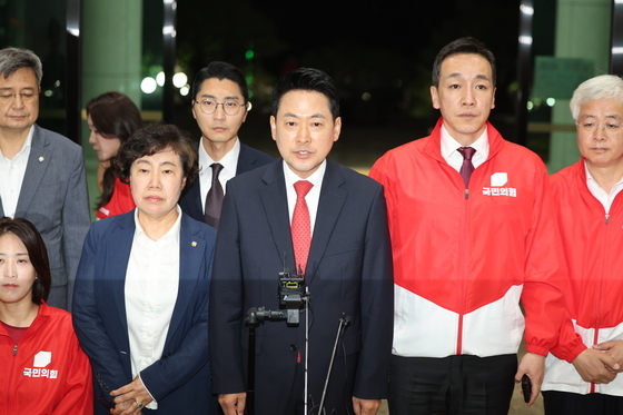 중앙선관위 항의 방문한 장동혁 대표