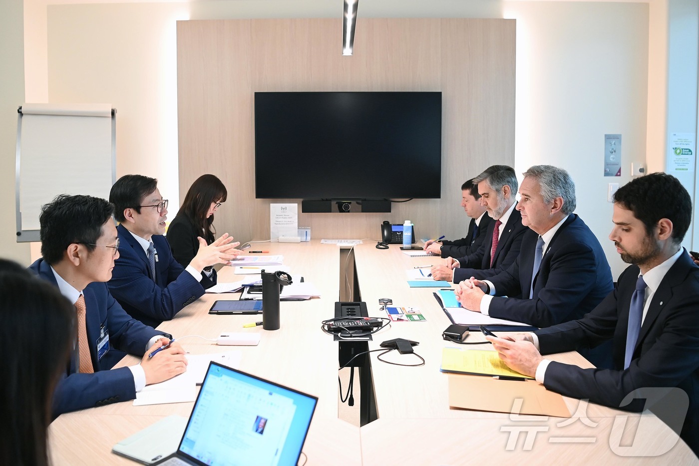 (서울=뉴스1) = 여한구 산업통상부 통상교섭본부장이 3일 오후(현지시간) 프랑스 파리에서 열린 ‘2026 OECD 각료이사회’ 참석 계기에 파블로 키르노 마그라네(Pablo Qu …