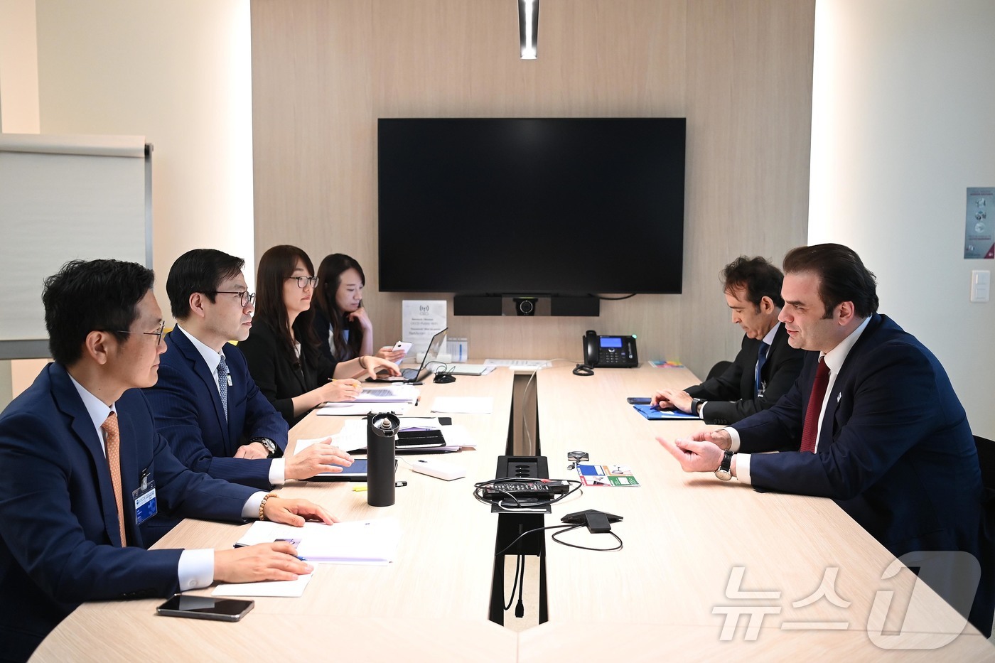 (서울=뉴스1) = 여한구 산업통상부 통상교섭본부장이 3일 오후(현지시간) 프랑스 파리에서 열린 ‘2026 OECD 각료이사회’ 참석 계기에 키리아코스 피에라카키스(Kyriakos …