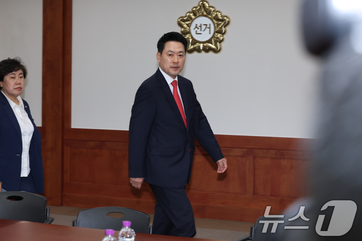 (서울=뉴스1) 김진환 기자 = 장동혁 국민의힘 대표가 6·3 지방선거 본투표가 실시된 3일 서울 송파구 등 일부 투표소에서 벌어진 투표용지 부족 사태와 관련해 경기 과천 중앙선거 …