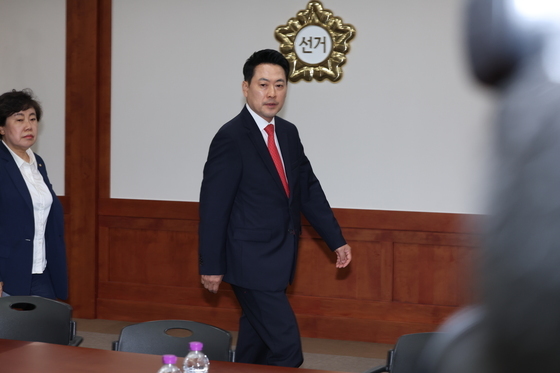 중앙선관위 항의 방문한 장동혁 대표