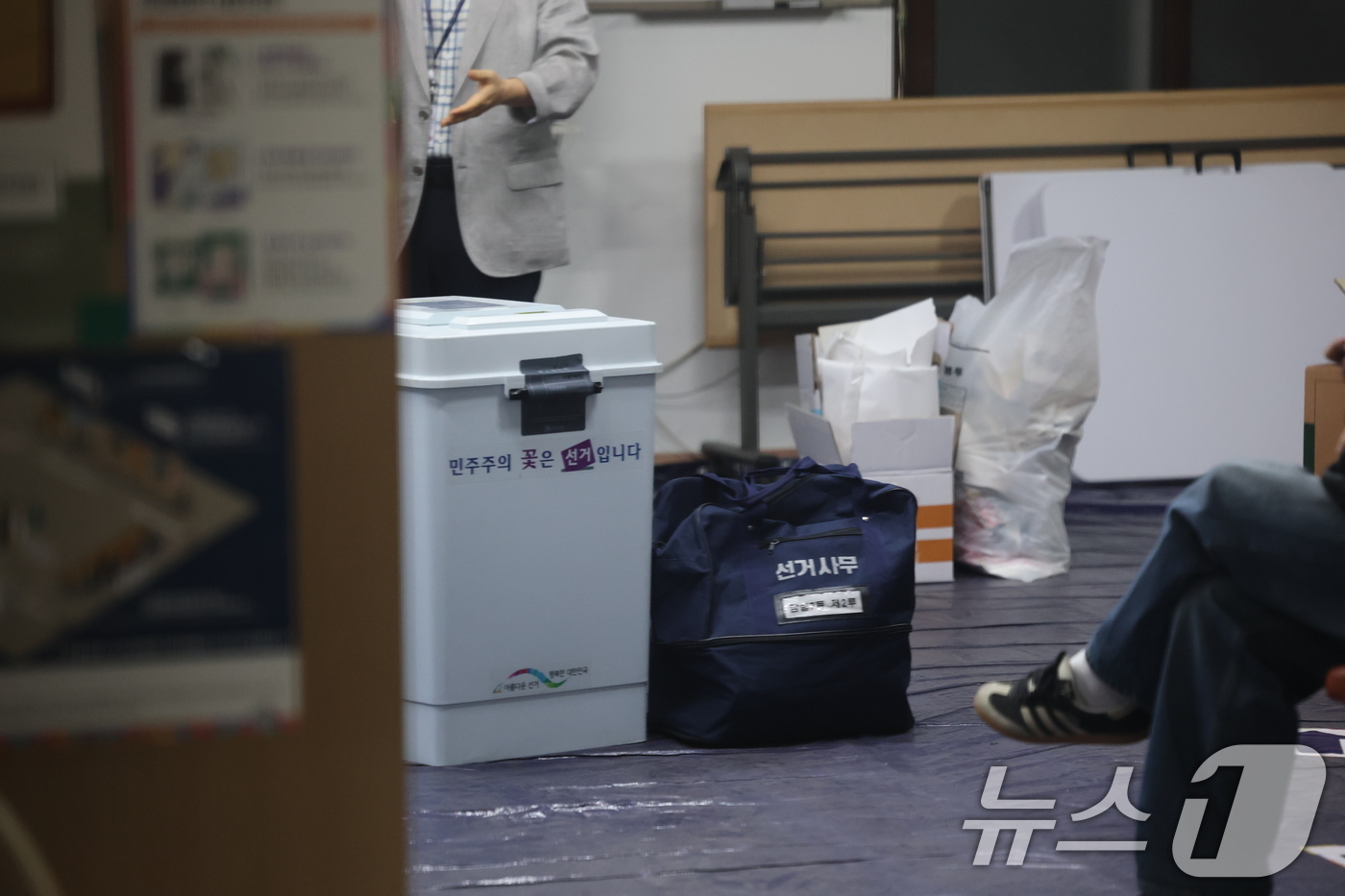 (서울=뉴스1) 박지혜 기자 = 제9회 전국동시지방선거일인 3일 오후 서울 송파구 잠실7동 제2투표소에서 일부 주민들이 투표함 이동에 반대하며 대기하는 상황이 이어지면서 투표함이 …