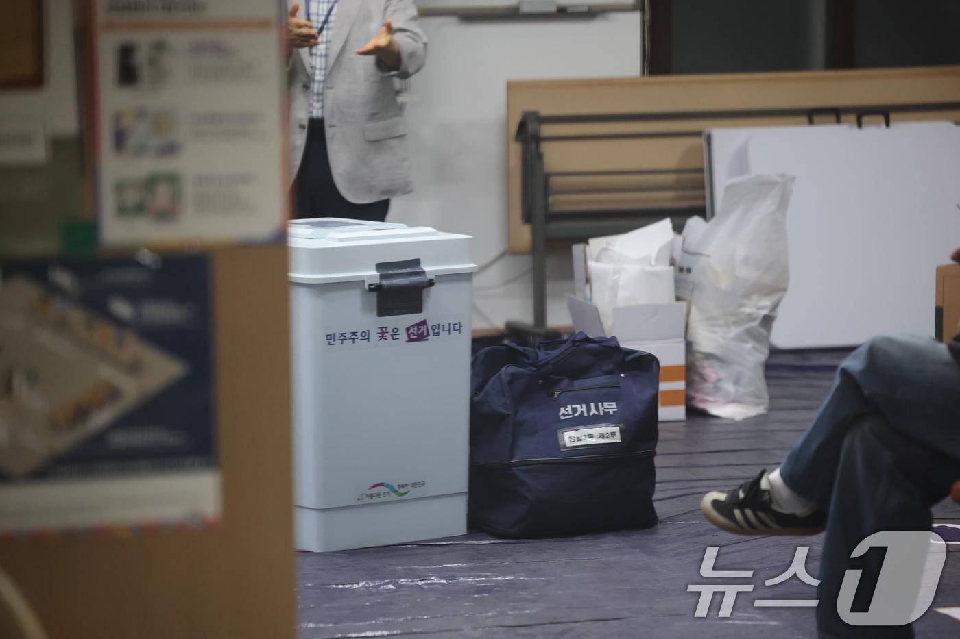 (서울=뉴스1) 박지혜 기자 = 6·3 지방선거 본투표일인 3일 투표용지 부족으로 투표시간이 오후 10시까지 연장된 서울 송파구 잠실7동 제2투표소에서 투표 종료 후 투표함 이송이 …
