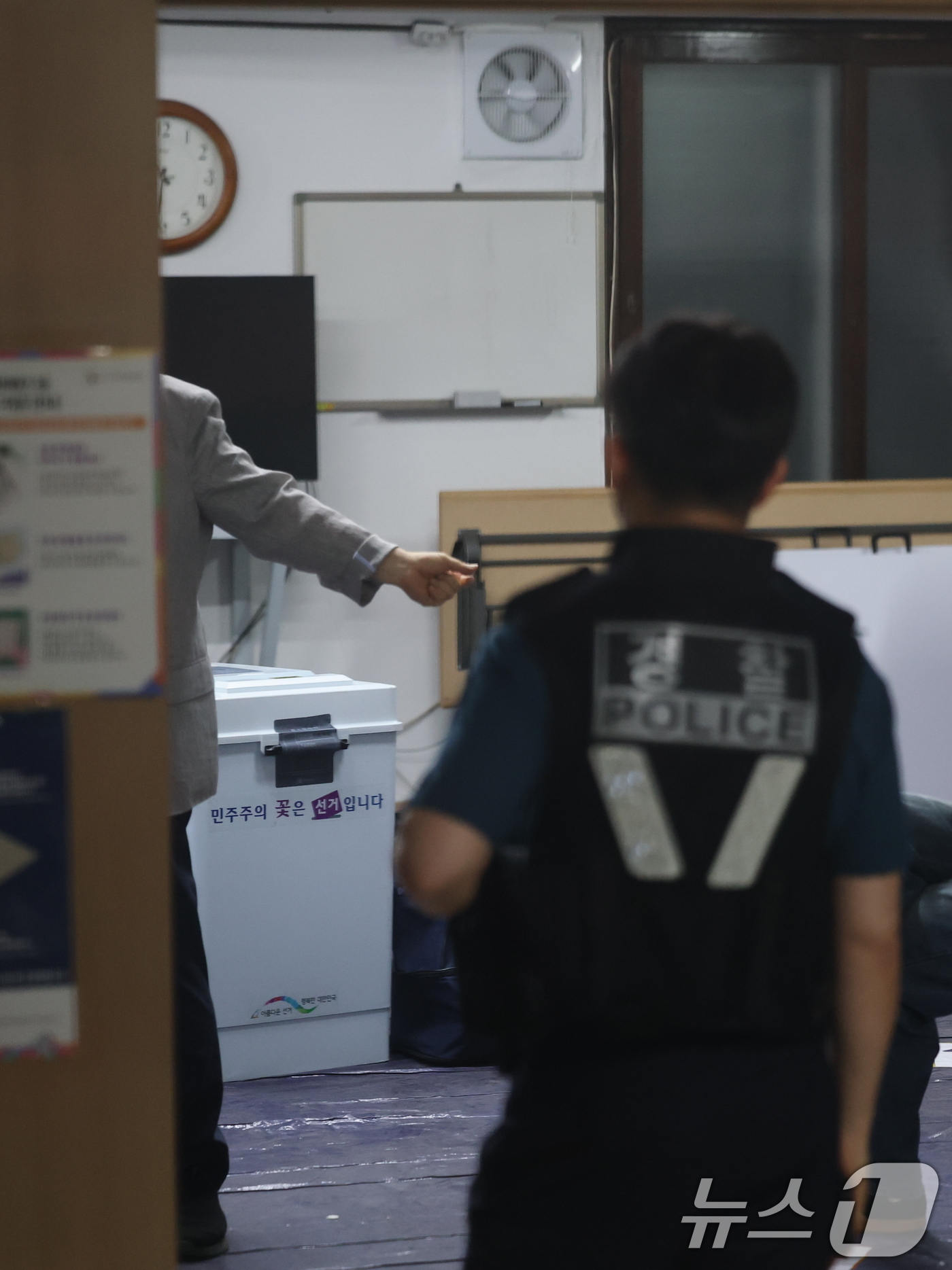 (서울=뉴스1) 박지혜 기자 = 제9회 전국동시지방선거일인 3일 오후 서울 송파구 잠실7동 제2투표소에서 일부 주민들이 투표함 이동에 반대하며 대기하는 상황이 이어지면서 투표함이 …