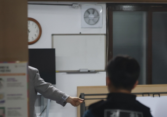 투표용지 부족 사태에 투표소 떠나지 못하는 투표함