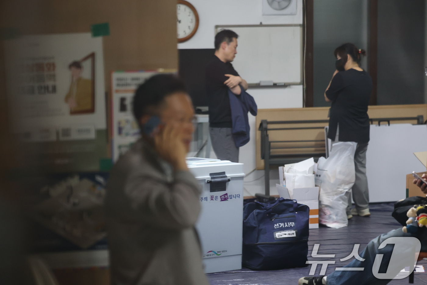 (서울=뉴스1) 박지혜 기자 = 6·3 지방선거 본투표일인 3일 투표용지 부족으로 투표시간이 오후 10시까지 연장된 서울 송파구 잠실7동 제2투표소에서 투표 종료 후 투표함 이송이 …