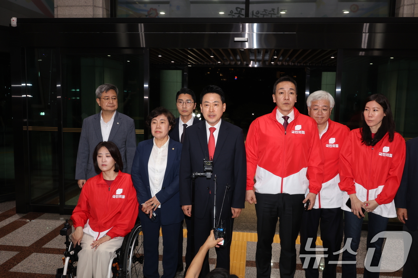 (서울=뉴스1) 김진환 기자 = 장동혁 국민의힘 대표가 6·3 지방선거 본투표가 실시된 3일 서울 송파구 등 일부 투표소에서 벌어진 투표용지 부족 사태와 관련해 경기 과천 중앙선거 …
