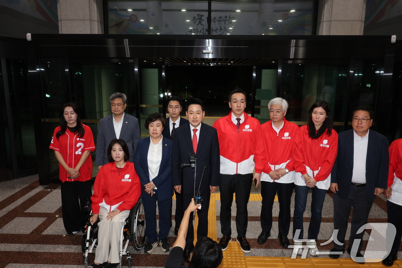 (서울=뉴스1) 김진환 기자 = 장동혁 국민의힘 대표가 6·3 지방선거 본투표가 실시된 3일 서울 송파구 등 일부 투표소에서 벌어진 투표용지 부족 사태와 관련해 경기 과천 중앙선거 …