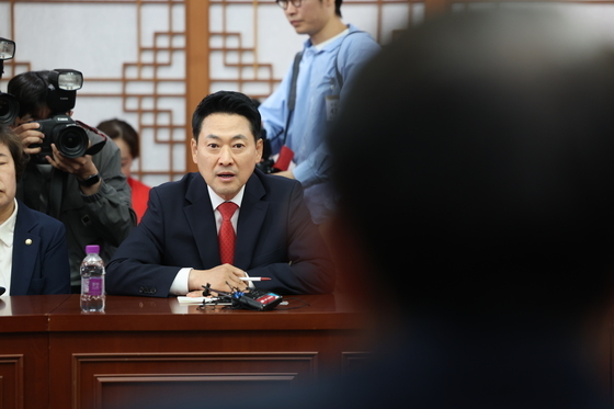 장동혁, 선관위 항의 방문…"이미 오염된 선거, 개표중단 후 재선거해야"