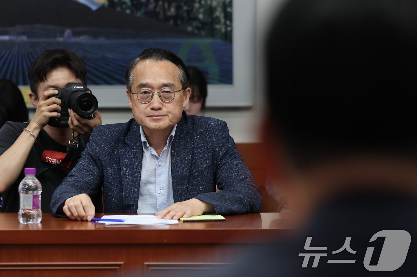(과천=뉴스1) 김진환 기자 = 허철훈 중앙선관위 사무총장이 6·3 지방선거 본투표가 실시된 3일 경기 과천 중앙선관위에서 서울 송파구 등 일부 투표소에서 벌어진 투표용지 부족 사 …