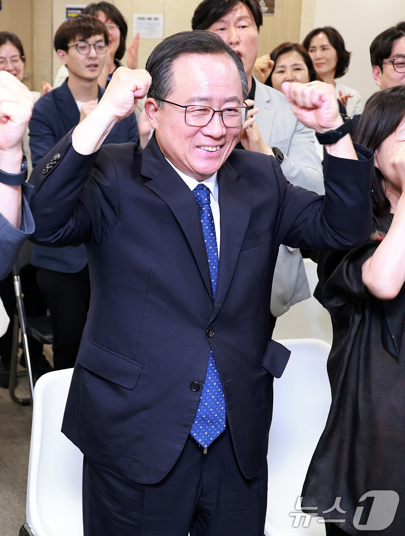 (부산=뉴스1) 윤일지 기자 = 김석준 부산시교육감 후보가 제9회 전국동시지방선거 및 국회의원 재보궐선거일인 3일 부산 부산진구 자신의 선거사무소에서 출구조사 결과를 지켜보며 환호 …