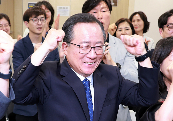 출구조사 결과 환호하는 김석준 부산시교육감 후보