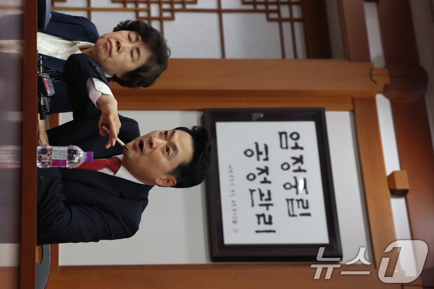 (서울=뉴스1) 김진환 기자 = 장동혁 국민의힘 대표가 6·3 지방선거 본투표일인 3일 투표용지 부족 사태와 관련해 경기 과천 중앙선관위를 방문해 허철훈 사무총장에게 항의하고 있다 …