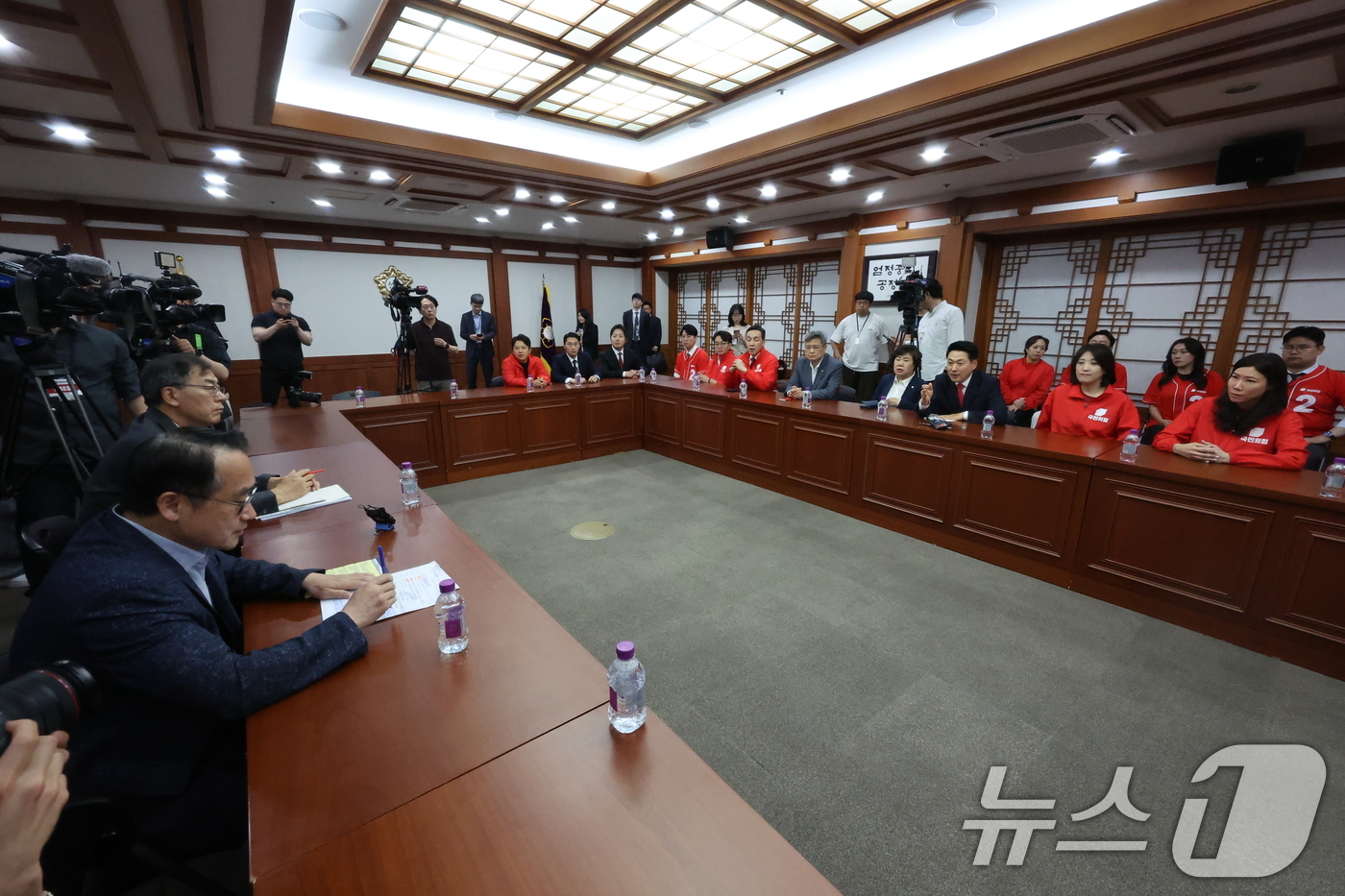 (과천=뉴스1) 김진환 기자 = 장동혁 국민의힘 대표가 6·3 지방선거 본투표가 실시된 3일 서울 송파구 등 일부 투표소에서 벌어진 투표용지 부족 사태와 관련해 경기 과천 중앙선거 …
