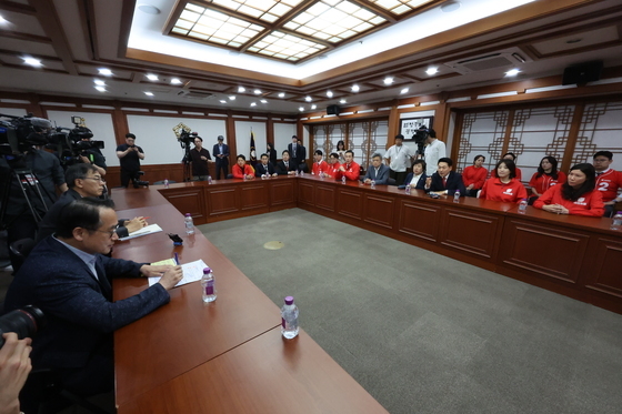 장동혁 대표, 과천 선관위 항의 방문