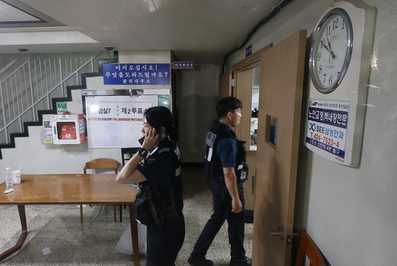 송파구 잠실동 투표소, 분주한 경찰