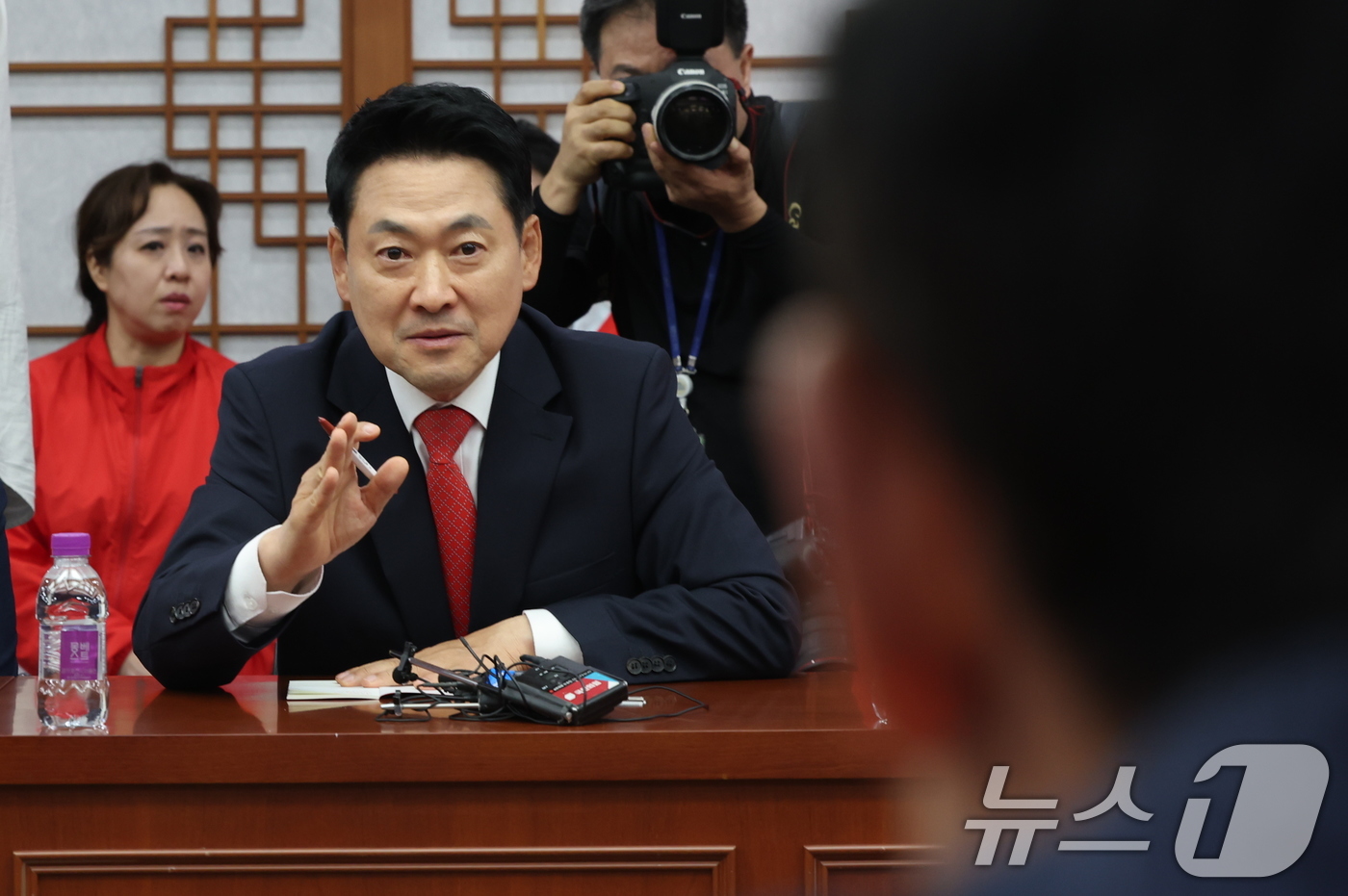 (서울=뉴스1) 김진환 기자 = 장동혁 국민의힘 대표가 6·3 지방선거 본투표가 실시된 3일 서울 송파구 등 일부 투표소에서 벌어진 투표용지 부족 사태와 관련해 경기 과천 중앙선거 …