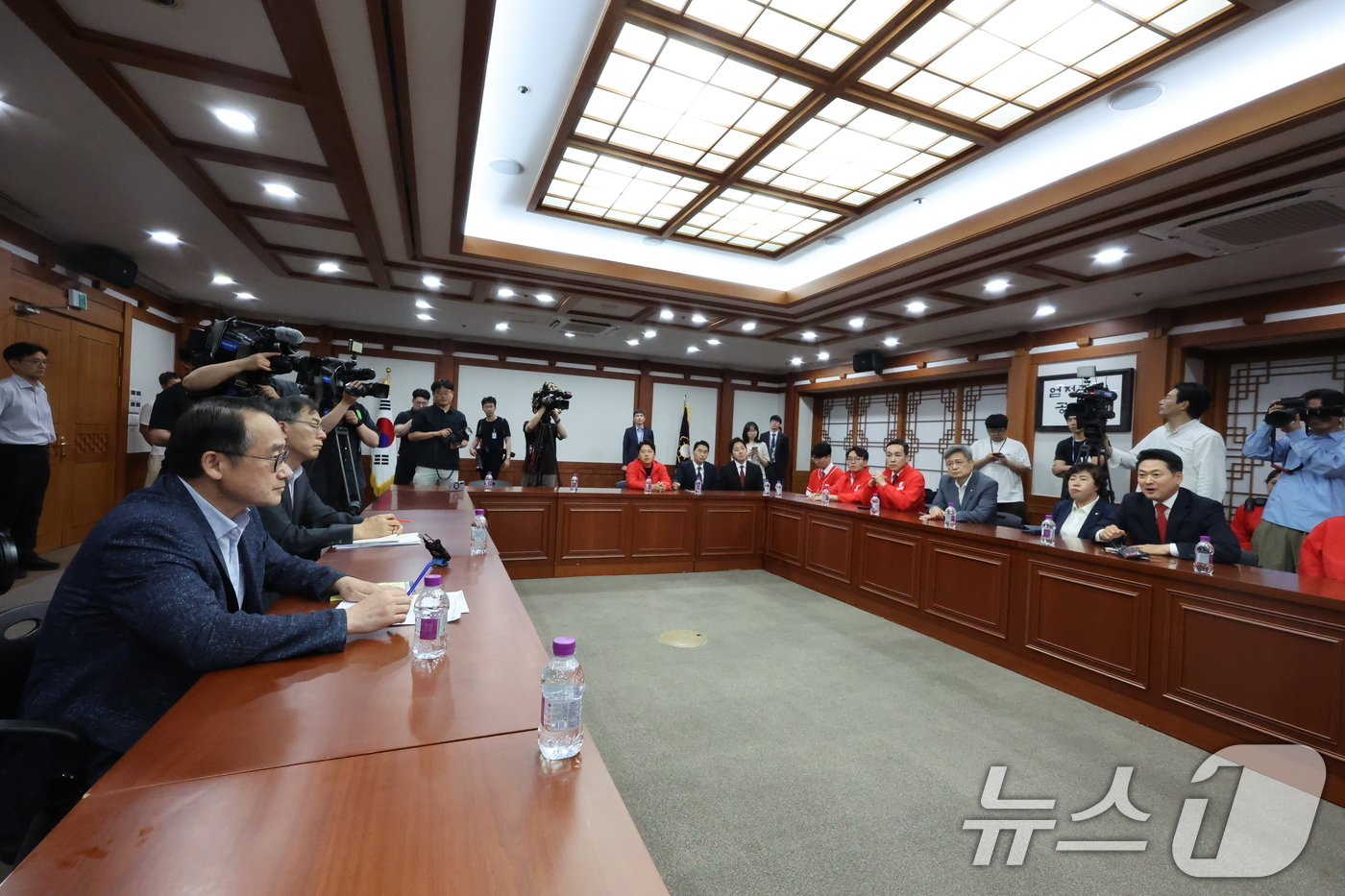 (서울=뉴스1) 김진환 기자 = 장동혁 국민의힘 대표가 6·3 지방선거 본투표가 실시된 3일 서울 송파구 등 일부 투표소에서 벌어진 투표용지 부족 사태와 관련해 경기 과천 중앙선거 …